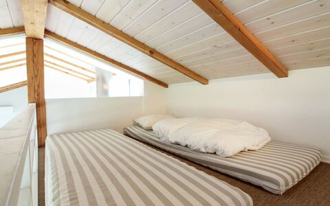 Preben - 500M from the Sea: Interieur Ontwerp, Hout, Plafond, Verdieping, Flooring, Bed, Meubilair, Slaapkamer, Kamer, Zolder
