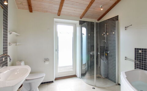 Preben - 500M from the Sea: Loodgieterswerkinrichting, Flooring, Verdieping, Plafond, Interieur Ontwerp, Badkamer, Verlichting, Deur, Loodgieter, Huis