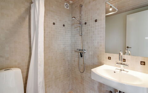 Preben - 500M from the Sea: Badkamer, Flooring, Loodgieterswerkinrichting, Verdieping, Wastafel In De Badkamer, Interieur Ontwerp, Muur, Wastafel, Toilet, Douchekop