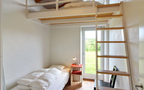 Preben - 500M from the Sea: Hout, Bed, Slaapkamer, Meubilair, Interieur Ontwerp, Flooring, Verdieping, Plafond, Ladder, Kamer
