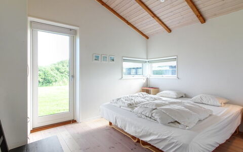 Preben - 500M from the Sea: Hout, Plafond, Flooring, Verdieping, Huis, Interieur Ontwerp, Slaapkamer, Houten Vloer, Bed, Hardwood