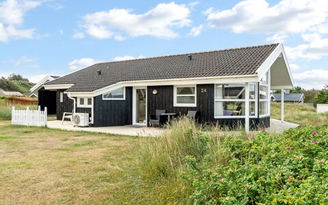 Fanni - 460M from the Sea: Meubilair, Interieur Ontwerp, Flooring, Hout, Verdieping, Plafond, Houten Vloer, Stoel, Tafel, Verlichting