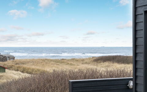 Skade - 75M from the Sea: Huis, Huis, Deur, Dak, Verblijf, Landgoed, Tuin, Schaduw, Siding, Werf