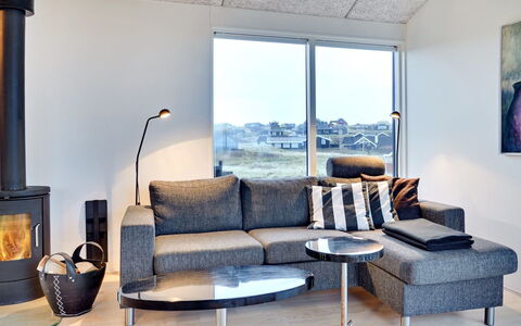 Skade - 75M from the Sea: Huis, Huis, Deur, Dak, Verblijf, Landgoed, Tuin, Schaduw, Siding, Werf