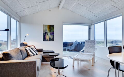 Skade - 75M from the Sea: Huis, Huis, Deur, Dak, Verblijf, Landgoed, Tuin, Schaduw, Siding, Werf
