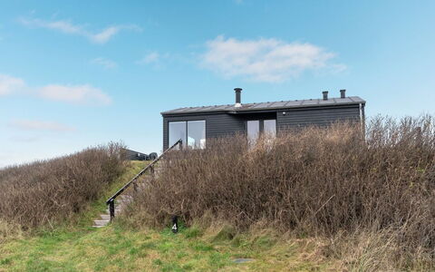 Skade - 75M from the Sea: Huis, Huis, Deur, Dak, Verblijf, Landgoed, Tuin, Schaduw, Siding, Werf