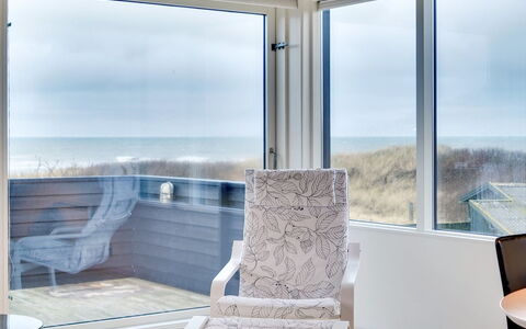 Skade - 75M from the Sea: Huis, Huis, Deur, Dak, Verblijf, Landgoed, Tuin, Schaduw, Siding, Werf