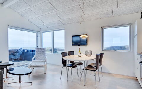 Skade - 75M from the Sea: Huis, Huis, Deur, Dak, Verblijf, Landgoed, Tuin, Schaduw, Siding, Werf