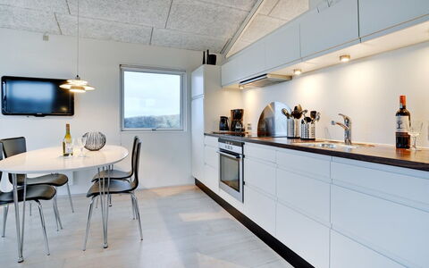 Skade - 75M from the Sea: Huis, Huis, Deur, Dak, Verblijf, Landgoed, Tuin, Schaduw, Siding, Werf
