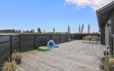 Minna - 975M from the Sea: Meubilair, Interieur Ontwerp, Flooring, Hout, Verdieping, Plafond, Houten Vloer, Stoel, Tafel, Verlichting