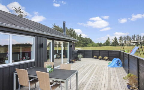 Minna - 975M from the Sea: Meubilair, Interieur Ontwerp, Flooring, Hout, Verdieping, Plafond, Houten Vloer, Stoel, Tafel, Verlichting