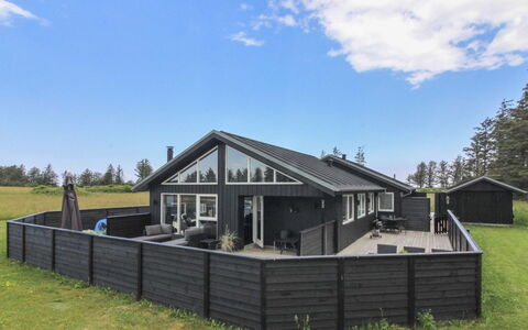 Minna - 975M from the Sea: Meubilair, Interieur Ontwerp, Flooring, Hout, Verdieping, Plafond, Houten Vloer, Stoel, Tafel, Verlichting