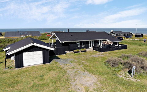 Paul - 100M from the Sea: Blauw, Struik, Verblijf, Groundcover, Tuin, Landgoed, Schaduw, Landscaping, Boerderij, Eco Hotel