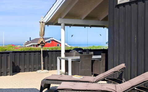 Paul - 100M from the Sea: Blauw, Struik, Verblijf, Groundcover, Tuin, Landgoed, Schaduw, Landscaping, Boerderij, Eco Hotel