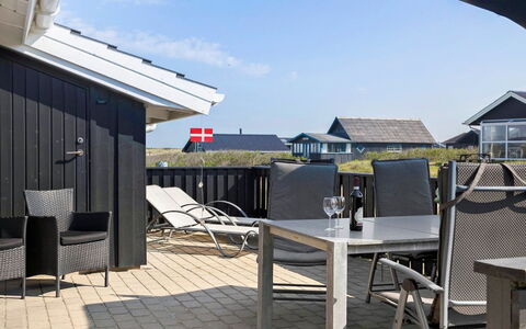 Paul - 100M from the Sea: Blauw, Struik, Verblijf, Groundcover, Tuin, Landgoed, Schaduw, Landscaping, Boerderij, Eco Hotel