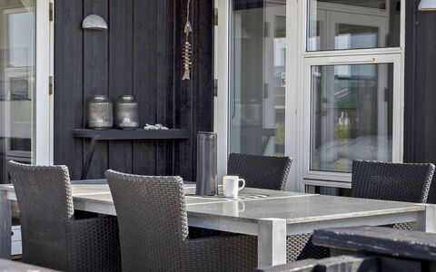 Paul - 100M from the Sea: Blauw, Struik, Verblijf, Groundcover, Tuin, Landgoed, Schaduw, Landscaping, Boerderij, Eco Hotel