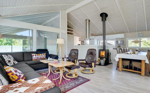 Harriet - 800M from the Sea: Hout, Interieur Ontwerp, Woonkamer, Meubilair, Plafond, Bankstel, Huis, Flooring, Verdieping