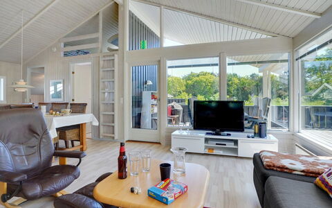 Harriet - 800M from the Sea: Hout, Huis, Huis, Deur, Verblijf, Plafond, Veranda, Hardwood, Woonkamer