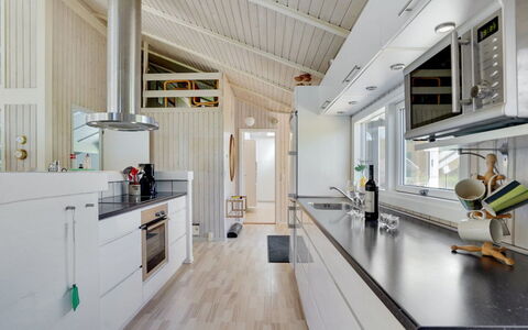 Harriet - 800M from the Sea: Hout, Keuken, Countertop, Plafond, Interieur Ontwerp, Flooring, Huis, Cabinetry, Lichte Inrichting, Huishoudapparatuur