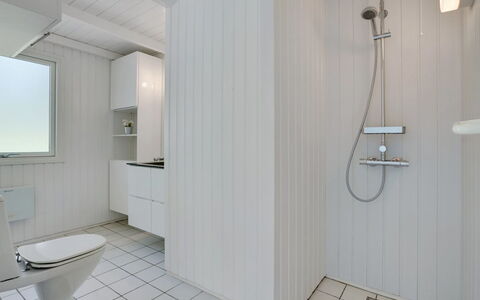 Harriet - 800M from the Sea: Loodgieterswerkinrichting, Flooring, Badkamer, Verdieping, Interieur Ontwerp, Plafond, Loodgieter, Wastafel, Kraan, Toilet