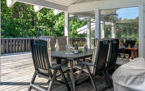 Harriet - 800M from the Sea: Meubilair, Hout, Veranda, Stoel, Buitenmeubels, Tafel, Dek, Verdieping, Schaduw, Buitentafel