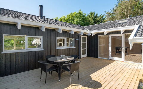 Harriet - 800M from the Sea: Hout, Dak, Huis, Deur, Verblijf, Siding, Veranda, Hardwood, Beits, Schaduw