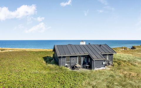 Antonie - 95M from the Sea: Blauw, Struik, Verblijf, Groundcover, Tuin, Landgoed, Schaduw, Landscaping, Boerderij, Eco Hotel