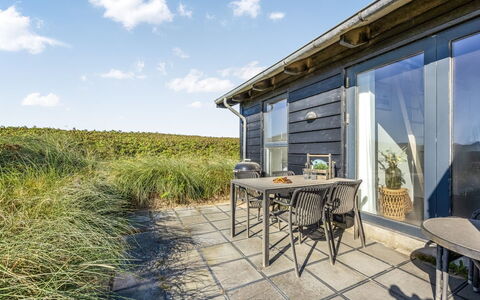 Antonie - 95M from the Sea: Blauw, Struik, Verblijf, Groundcover, Tuin, Landgoed, Schaduw, Landscaping, Boerderij, Eco Hotel