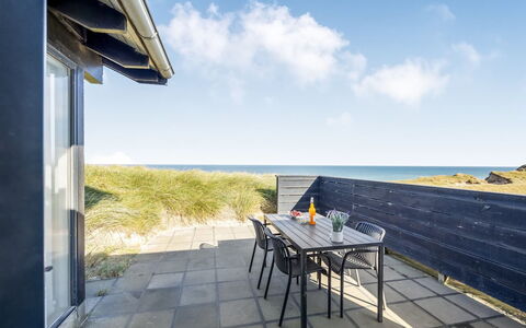 Antonie - 95M from the Sea: Blauw, Struik, Verblijf, Groundcover, Tuin, Landgoed, Schaduw, Landscaping, Boerderij, Eco Hotel