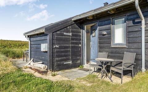 Antonie - 95M from the Sea: Blauw, Struik, Verblijf, Groundcover, Tuin, Landgoed, Schaduw, Landscaping, Boerderij, Eco Hotel
