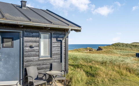 Antonie - 95M from the Sea: Blauw, Struik, Verblijf, Groundcover, Tuin, Landgoed, Schaduw, Landscaping, Boerderij, Eco Hotel