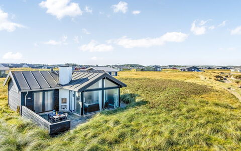 Antonie - 95M from the Sea: Blauw, Struik, Verblijf, Groundcover, Tuin, Landgoed, Schaduw, Landscaping, Boerderij, Eco Hotel