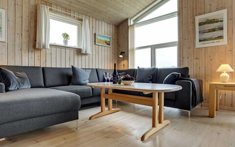 Sampsa - 600M from the Sea: Hout, Flooring, Verdieping, Woonkamer, Meubilair, Houten Vloer, Bankstel, Hardwood, Beits