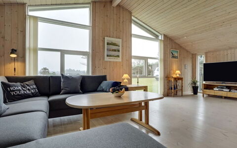 Sampsa - 600M from the Sea: Hout, Plafond, Interieur Ontwerp, Flooring, Verdieping, Huis, Woonkamer, Kamer, Houten Vloer, Bankstel