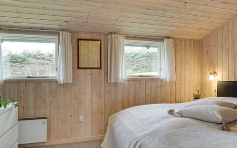 Sampsa - 600M from the Sea: Flooring, Muur, Interieur Ontwerp, Verdieping, Hout, Plafond, Slaapkamer, Bed, Kamer, Laken