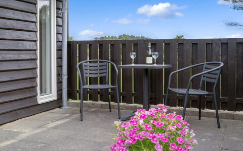 Sampsa - 600M from the Sea: Hout, Meubilair, Buitenmeubels, Stoel, Buitentafel, Hardwood, Schaduw, Beits, Veranda, Plank