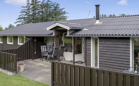 Sampsa - 600M from the Sea: Dak, Hout, Huis, Siding, Huis, Verblijf, Struik, Architectuur, Woongebied, Veranda