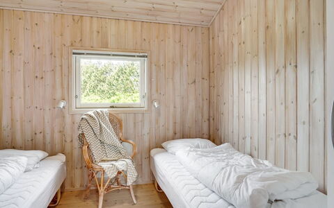 Arkil - 300M from the Sea: Hout, Slaapkamer, Flooring, Verdieping, Interieur Ontwerp, Bed, Plafond, Laken, Bedding, Meubilair
