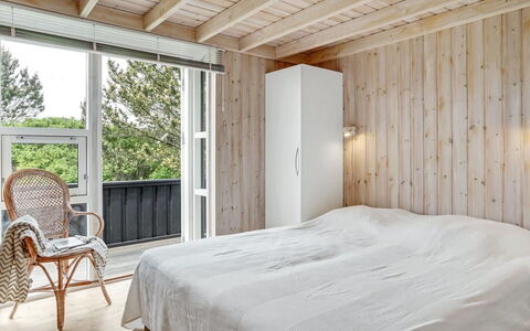 Arkil - 300M from the Sea: Hout, Flooring, Slaapkamer, Verdieping, Interieur Ontwerp, Bed, Plafond, Meubilair, Laken, Bedding