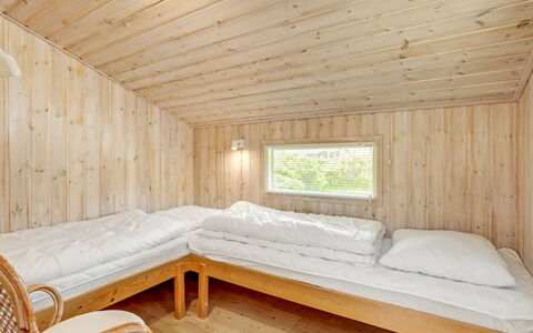 Arkil - 300M from the Sea: Hout, Flooring, Verdieping, Interieur Ontwerp, Plafond, Slaapkamer, Bed, Houten Vloer, Kamer, Hardwood