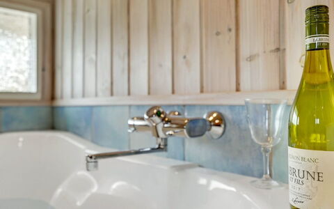 Arkil - 300M from the Sea: Loodgieterswerkinrichting, Interieur Ontwerp, Kraan, Loodgieter, Badkamer, Wastafel, Fles, Countertop, Wastafel In De Badkamer