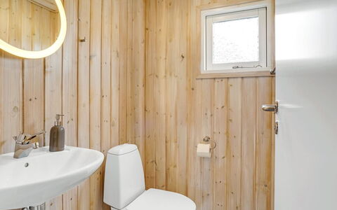 Arkil - 300M from the Sea: Hout, Flooring, Verdieping, Interieur Ontwerp, Loodgieterswerkinrichting, Badkamer, Wc Bril, Toilet, Plafond, Loodgieter