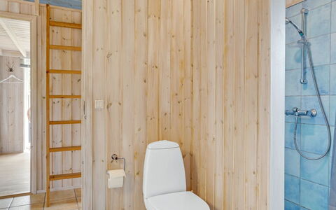 Arkil - 300M from the Sea: Flooring, Verdieping, Hout, Loodgieterswerkinrichting, Interieur Ontwerp, Badkamer, Wc Bril, Toilet, Plafond, Loodgieter