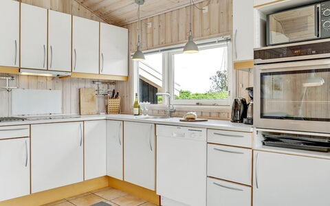 Arkil - 300M from the Sea: Keuken, Toestel Van De Keuken, Countertop, Major Appliance, Hout, Interieur Ontwerp, Flooring, Cabinetry, Huishoudapparatuur, Verdieping