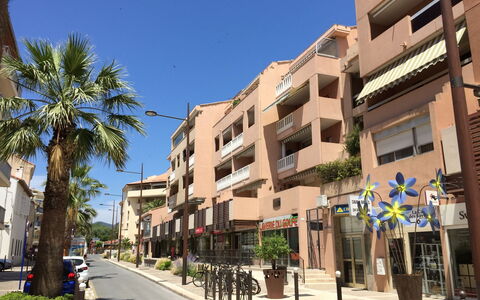 Sainte Maxime 260: Lucht, Dag, Gebouw, Eigendom, Fabriek, Venster, Azure, Boom, Huis, Stedelijk Ontwerp