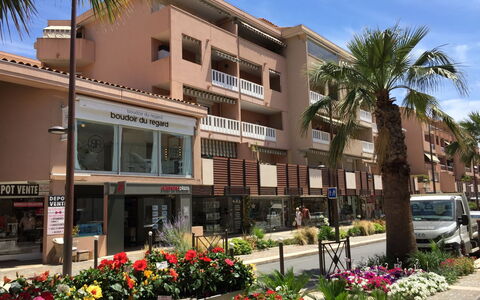 Sainte Maxime 260: Fabriek, Lucht, Gebouw, Bloem, Eigendom, Venster, Wolk, Boom, Buurt, Woongebied