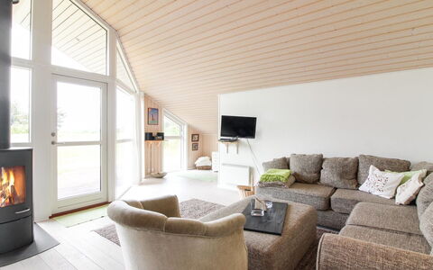 Bengt - 1Km from the Sea: Hout, Meubilair, Appartement, Kamer, Plafond, Beits, Stoel, Hardwood, Vernis, Timmerhout