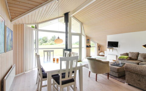 Bengt - 1Km from the Sea: Hout, Meubilair, Appartement, Kamer, Plafond, Beits, Stoel, Hardwood, Vernis, Timmerhout