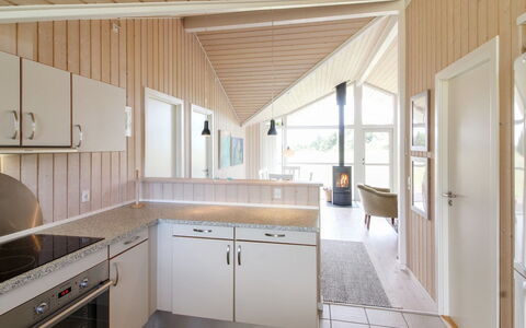 Bengt - 1Km from the Sea: Hout, Meubilair, Appartement, Kamer, Plafond, Beits, Stoel, Hardwood, Vernis, Timmerhout