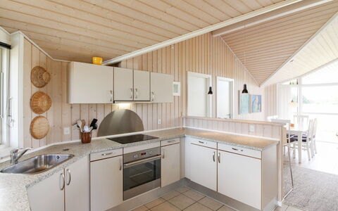 Bengt - 1Km from the Sea: Hout, Meubilair, Appartement, Kamer, Plafond, Beits, Stoel, Hardwood, Vernis, Timmerhout